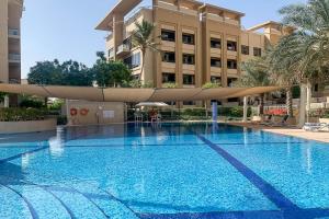 una piscina frente a un edificio en Frank Porter - Al Sidir 2 en Dubái