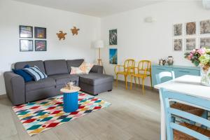 uma sala de estar com um sofá e uma mesa em Ca de l'Angelon em Brenzone sul Garda