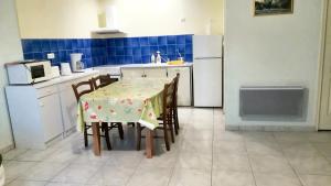 Кухня или мини-кухня в Villa d'une chambre avec piscine privee jardin clos et wifi a Sarlat la Caneda
