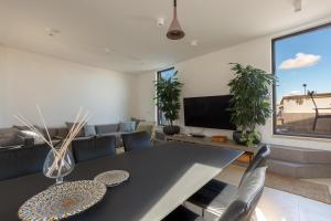 Televízia a/alebo spoločenská miestnosť v ubytovaní Bastioni Luxury Home by Perle di Puglia