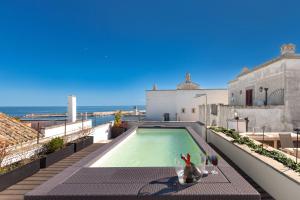 Bazén v ubytovaní Bastioni Luxury Home by Perle di Puglia alebo v jeho blízkosti