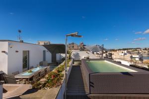 Bazén v ubytovaní Bastioni Luxury Home by Perle di Puglia alebo v jeho blízkosti