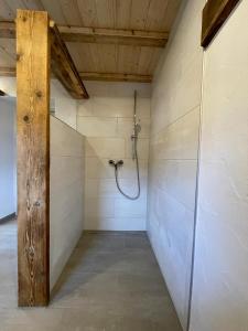 uma casa de banho com um chuveiro na parede em Ferienhaus Linde em Warmensteinach