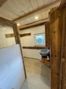uma casa de banho com um lavatório numa mesa de madeira em Ferienhaus Linde em Warmensteinach