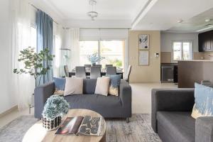 杜拜的住宿－Frank Porter - Serena Casa Viva，客厅配有沙发和桌子