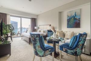 sala de estar con sofá y mesa en Frank Porter - Emaar Residences Dubai Marina, en Dubái