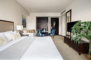 1 dormitorio con 1 cama grande y sala de estar en Frank Porter - Emaar Residences Dubai Marina, en Dubái