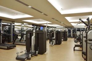 un gimnasio con un montón de cintas de correr y máquinas en Frank Porter - Emaar Residences Dubai Marina, en Dubái