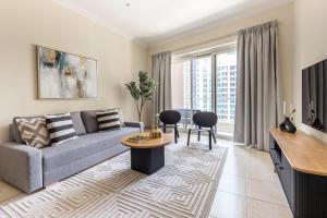 sala de estar con sofá y mesa en Frank Porter - Marina Heights 1 en Dubái