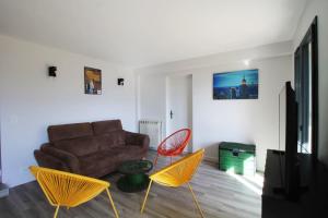TV a/nebo společenská místnost v ubytování Comfortable garden level 2 minutes from the lake on foot!