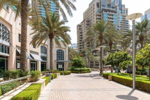 una acera en una ciudad con palmeras y edificios en Frank Porter - Marina Heights 1 en Dubái