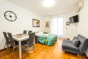 sala de estar con mesa, sillas y cama en Apartment Soleil - Sole del Garda, en Lazise