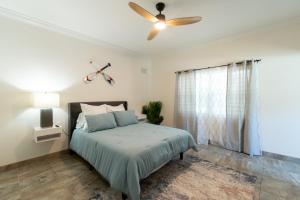 1 dormitorio con 1 cama y ventilador de techo en Luxury 2BD 2BTH Condo 5 en Cocoa Beach