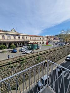 une rue de la ville avec des voitures garées devant un bâtiment dans l'établissement ARI'S HOME, à La Spezia
