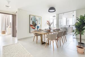 a kitchen and dining room with a table and chairs at Frank Porter - 1 Residences 2 East Tower in Dubai
