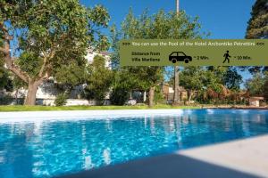 un panneau indiquant que vous pouvez utiliser la piscine de l'hôtel acropolisbahvisor dans l'établissement Villa Marilena, à Corfou
