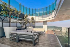 un soggiorno con divani e un edificio in vetro di Frank Porter - 1 Residences 2 East Tower a Dubai