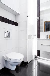 uma casa de banho branca com um WC e uma banheira em Househost Apartment: Józefa 2/10 em Cracóvia