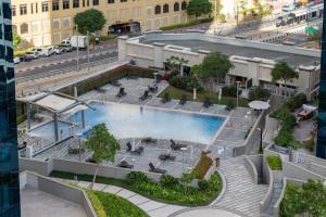 una vista aérea de una gran piscina en un edificio en Frank Porter - Beauport, en Dubái