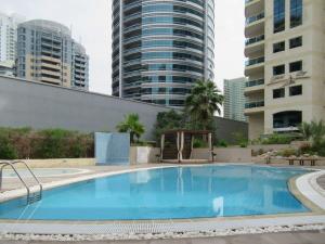 een groot zwembad met gebouwen op de achtergrond bij Frank Porter - Yach Bay in Dubai