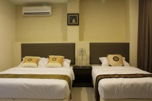 Un pat sau paturi într-o cameră la SohoTown Hotel