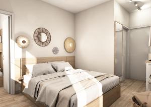sypialnia z dużym łóżkiem i lustrem w obiekcie Magdalena Seaside Apartments w mieście Nea Roda