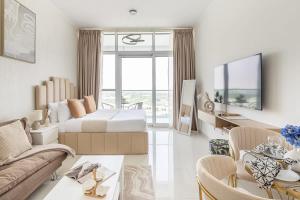 a living room with a bed and a couch at Frank Porter - Carson A in Dubai Marina