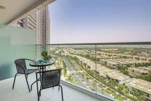 a balcony with a table and chairs and a city at Frank Porter - Carson A in Dubai Marina