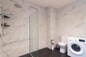 e bagno con servizi igienici e cabina doccia in vetro. di Appartement moderne et élégant Michel Torrent a Perpignano Altre 30 foto