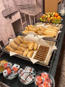 ein Buffet mit vielen verschiedenen Speisen in der Unterkunft Hotel Ladenmühle in Kurort Altenberg