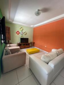 salon z 2 kanapami i telewizorem w obiekcie Casa de Lazer Praia e Piscina w mieście São José da Coroa Grande