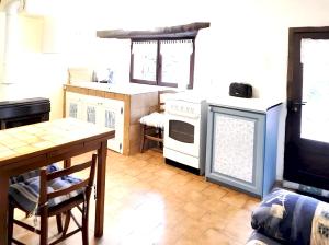 Maison d'une chambre avec jardin clos a Dompnac tesisinde mutfak veya mini mutfak