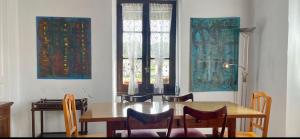 La Cristina في Berástegui: غرفة طعام مع طاولة وكراسي ونوافذ
