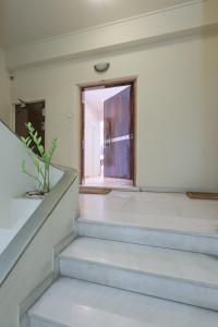 Una escalera en una casa con ventana en Olympic Zeus Apartment en Atenas