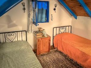 Tempat tidur dalam kamar di Seafront Isolated Unique House