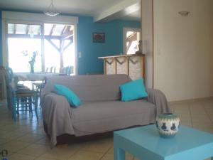 sala de estar con sofá y mesa en Villa de 3 chambres avec piscine privee jardin clos et wifi a Loubressac, en Loubressac