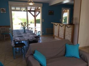 sala de estar con mesa y sofá en Villa de 3 chambres avec piscine privee jardin clos et wifi a Loubressac, en Loubressac