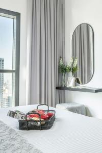 einen Obstkorb auf einem Bett mit Spiegel in der Unterkunft Frank Porter - Zumurud Tower, Dubai Marina in Dubai