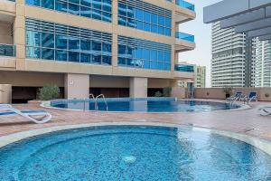een groot zwembad voor een gebouw bij Frank Porter - Zumurud Tower, Dubai Marina in Dubai