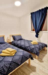 dos camas sentadas una al lado de la otra en una habitación en Solis, en Brseč