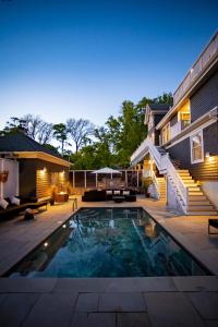 un patio trasero con piscina y una casa en Lindenwood Inn, en Southwest Harbor