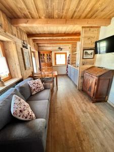 a living room with a couch and a table at Chalet du Paradis in Cogne