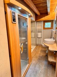 La salle de bains est pourvue de toilettes et d'un lavabo. dans l'établissement Chalet du Paradis, à Cogne