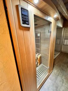 una vista interior de un ascensor con un panel de control en Chalet du Paradis en Cogne