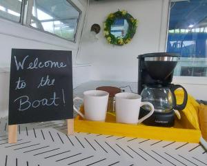 Haletown的住宿－Cute & Cozy Houseboat Near Chattanooga，一个带杯子的木制托盘和咖啡壶