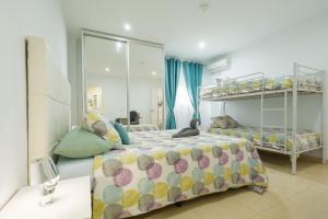 1 dormitorio con 2 camas y 1 litera en Casa de invitados para 6 personas, en Carmona