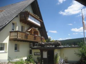 ein Gebäude mit zwei Balkonen darüber in der Unterkunft Hotel Jägerhof in Schluchsee