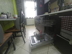 Kuchyň nebo kuchyňský kout v ubytování APARTAMENT VENGE -CAŁE MIESZKANIE 46m2 NA WYŁĄCZNOŚĆ - Z JEDNĄ SYPIALNIĄ I JEDNYM SYPIALNO-SALONEM -3 PIĘTRO BEZ WINDY- REZERWACJA BEZ KARTY KREDYTOWEJ-KLIMATYZACJA-NETFLIX-2 ŁÓŻECZKA DZIECIĘCE- BEZPŁATNY PARKING PUBLICZNY