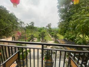 Hòa BìnhにあるUndertree life villa 1の公園のバルコニーからの眺め