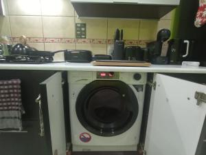 Kuchyň nebo kuchyňský kout v ubytování APARTAMENT VENGE -CAŁE MIESZKANIE 46m2 NA WYŁĄCZNOŚĆ - Z JEDNĄ SYPIALNIĄ I JEDNYM SYPIALNO-SALONEM -3 PIĘTRO BEZ WINDY- REZERWACJA BEZ KARTY KREDYTOWEJ-KLIMATYZACJA-NETFLIX-2 ŁÓŻECZKA DZIECIĘCE- BEZPŁATNY PARKING PUBLICZNY